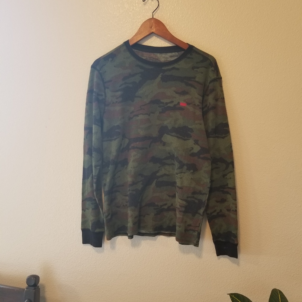SOLD Levi's camouflage long sleeve thermal